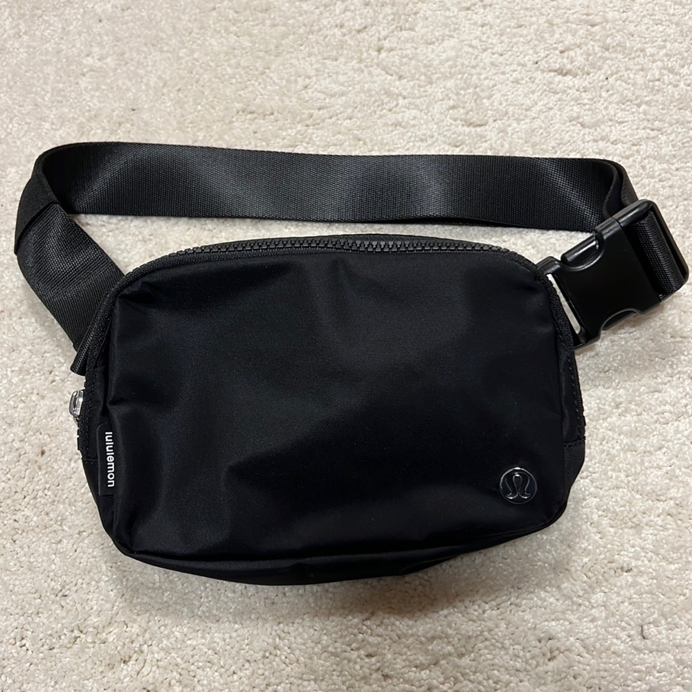 Lululemon everywhere belt bag black
